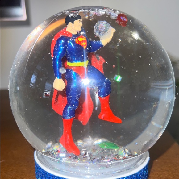 SUPERMAN Snow Globe - Picture 4 of 16